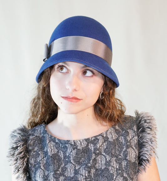 Baiser Saphir Cloche in Royal Blue Felt with Silver Lyre & Bow
