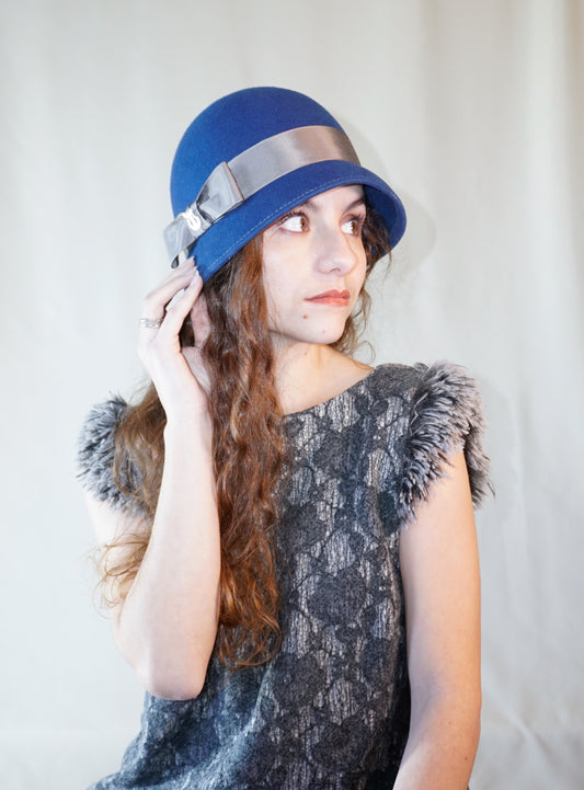 Baiser Saphir Cloche in Royal Blue Felt with Silver Lyre & Bow