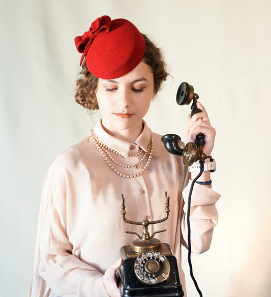 Erato Ode red felt pillbox hat with handmade felt bow and 14ct gold-plated silver lyre by Anna Xaniotaki - front view