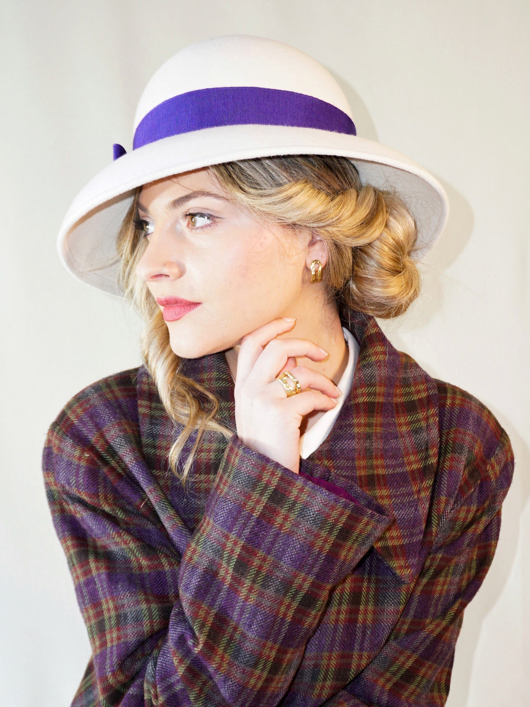 Blanche Élégance white felt hat with purple grosgrain bow and golden lyre by Anna Xaniotaki, left side view