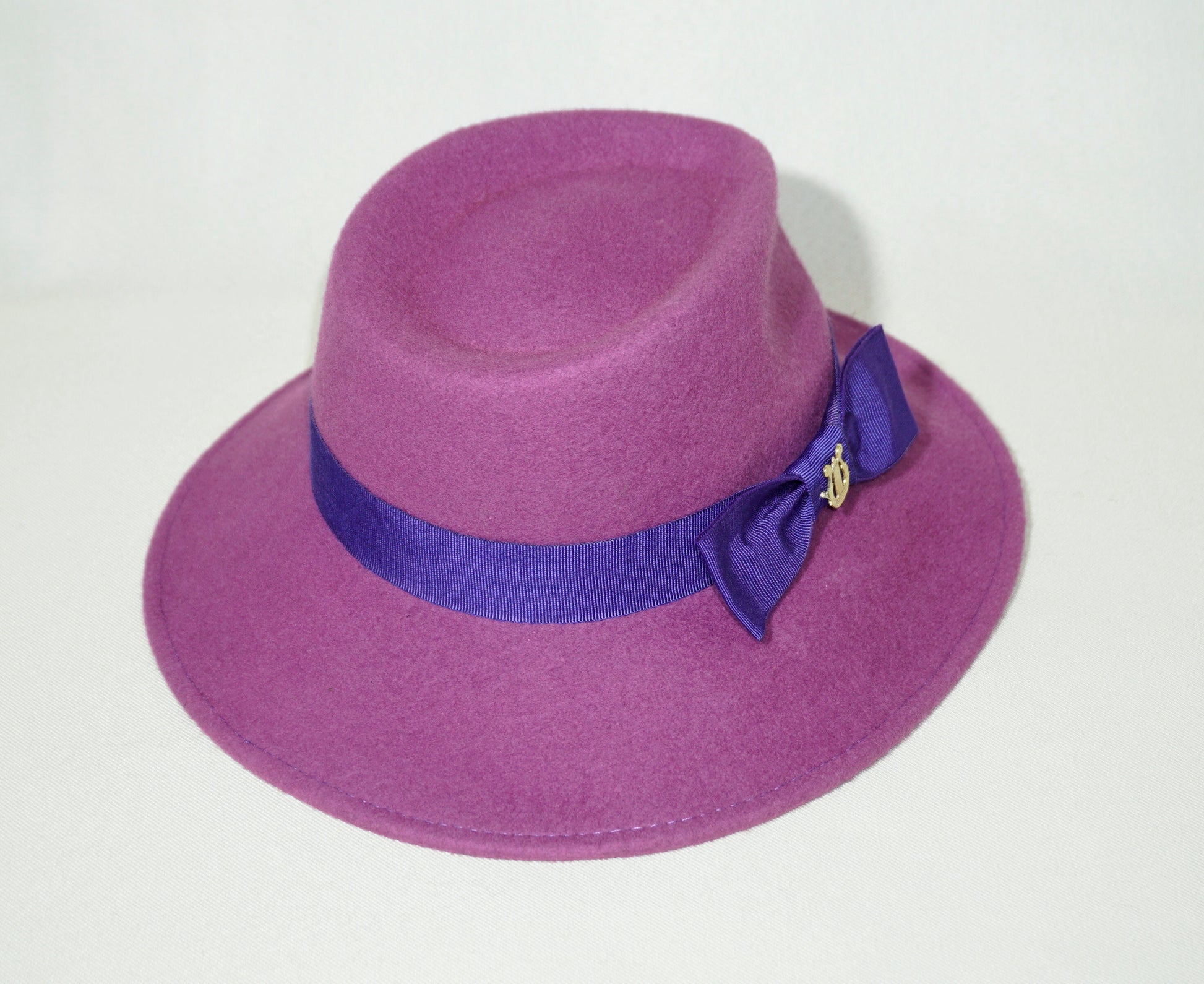 Amaryllis purple wool felt fedora hat with Royal Purple/Blue-Violet Italian cotton grosgrain ribbon band and 14ct gold plated silver lyre jewel, three-quarter right back view
 Bespoke Couture Millinery Anna Xaniotaki Atelier 