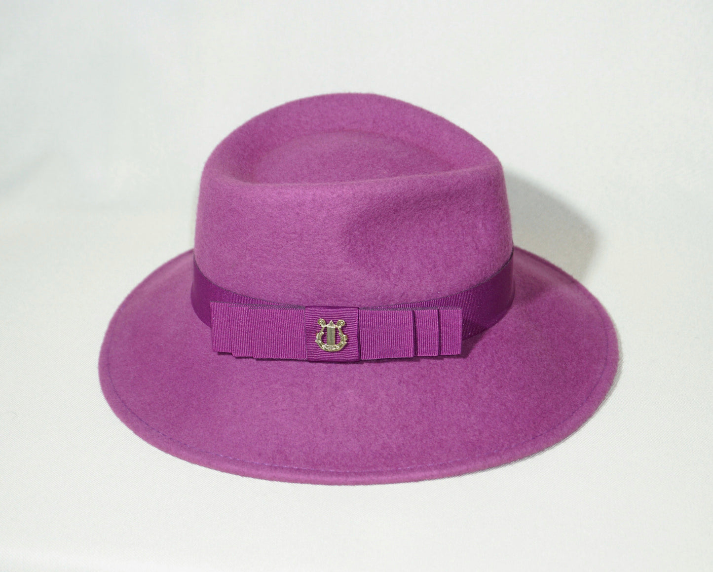 Amaryllis purple wool felt fedora hat with a purple Italian cotton grosgrain ribbon band & bow and 14ct gold plated silver lyre jewel, right side view. Bespoke couture millinery Anna Xaniotaki Atelier