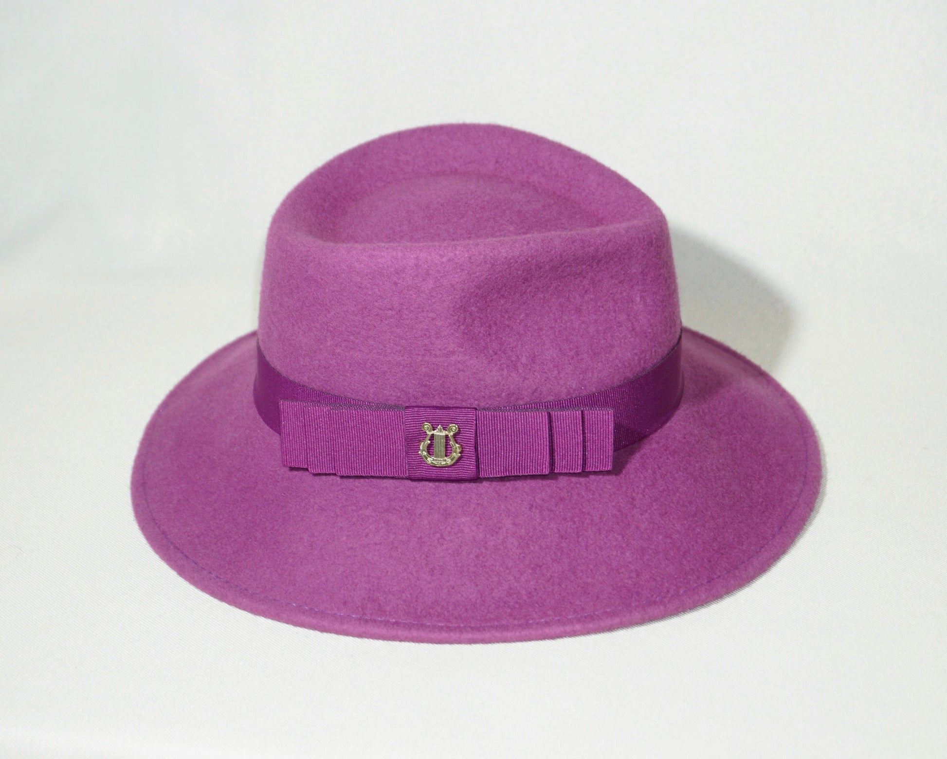Amaryllis purple wool felt fedora hat with a purple Italian cotton grosgrain ribbon band & bow and 14ct gold plated silver lyre jewel, right side view. Bespoke couture millinery Anna Xaniotaki Atelier