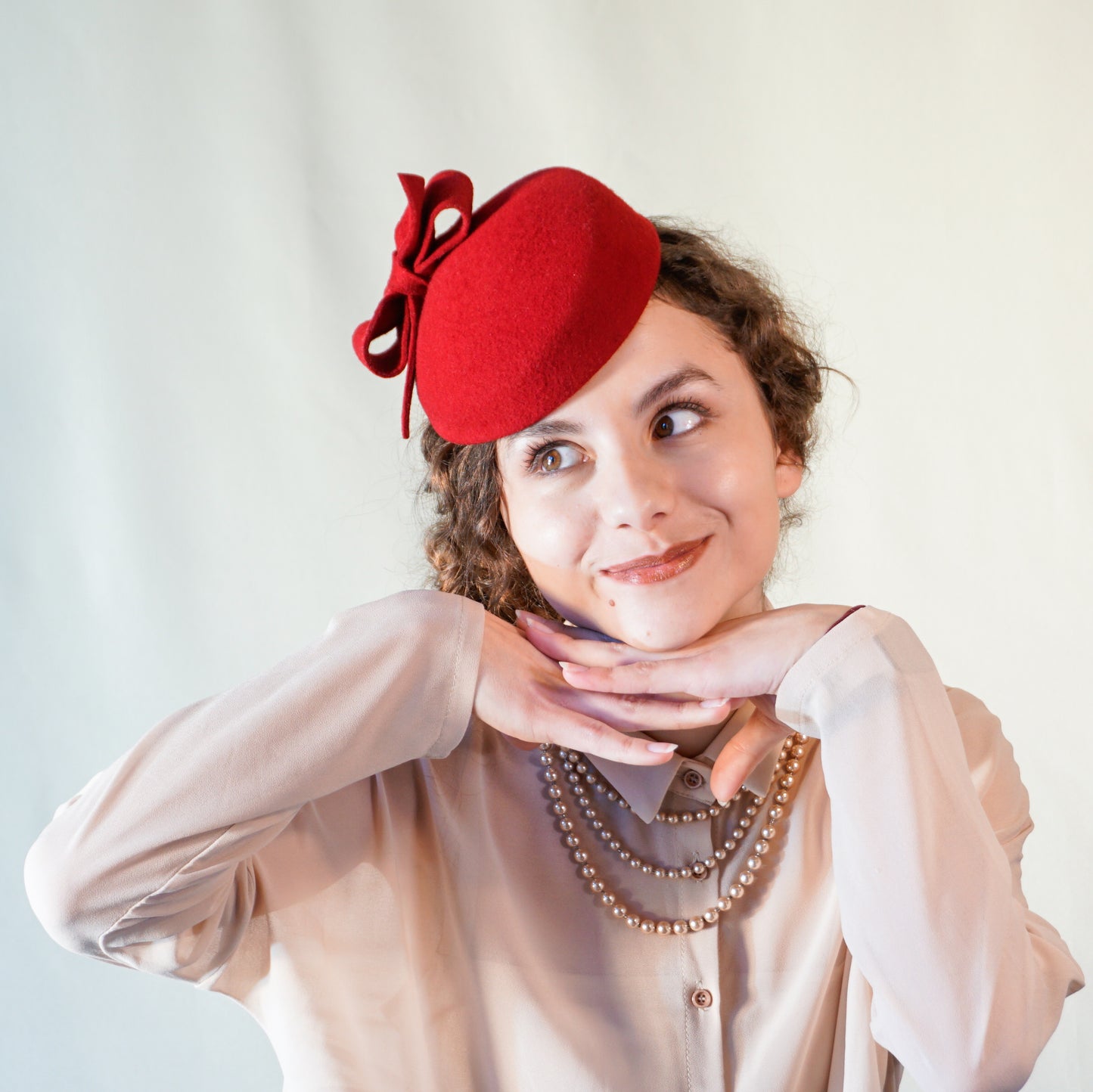 Erato Ode red felt pillbox hat with handmade felt bow and 14ct gold-plated silver lyre by Anna Xaniotaki - front view