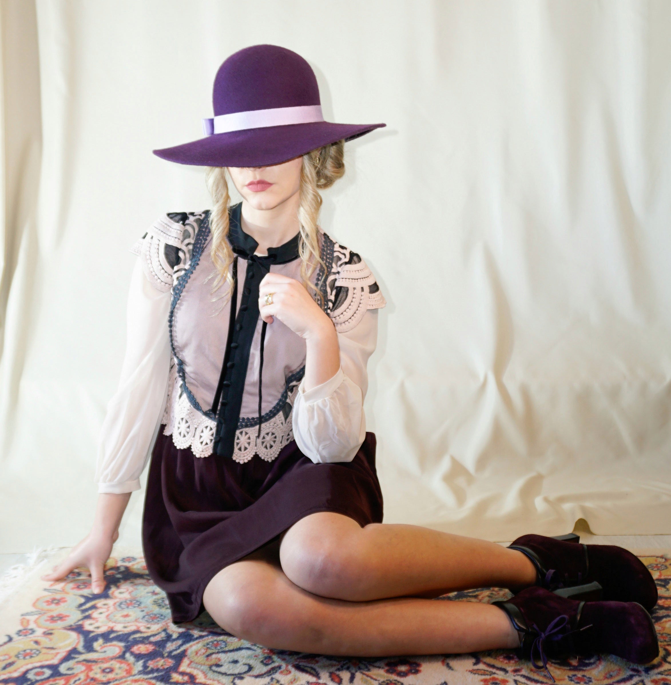 La Violette Nocturne hat in orchid purple felt with lavender purple Italian cotton grosgrain band, right side double bow and 14ct gold-plated sterling silver lyre jewel by Anna Xaniotaki ATHENA — front view