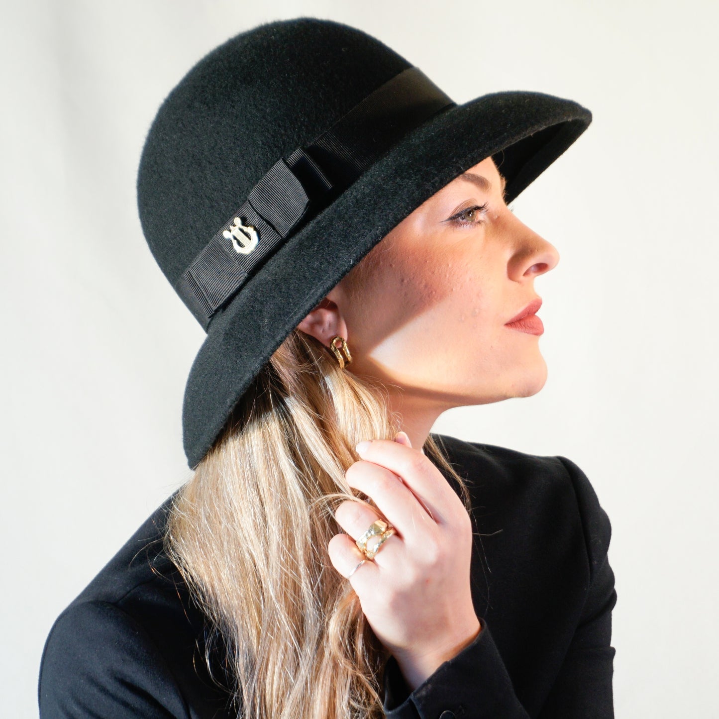 Noir Εlegance Classic Hat in Wool Felt with Bow and Gold Lyre by Anna Xaniotaki