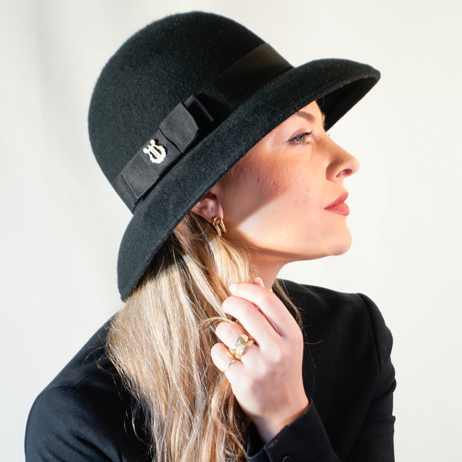 Noir Εlegance Classic Hat in Wool Felt with Bow and Gold Lyre by Anna Xaniotaki