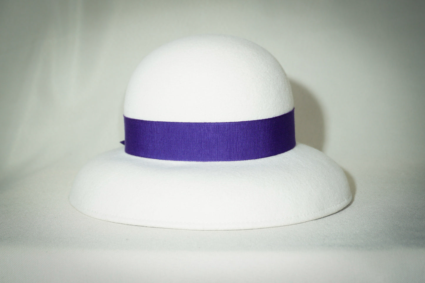 Blanche Élégance white felt hat with purple grosgrain bow and golden lyre by Anna Xaniotaki, back view