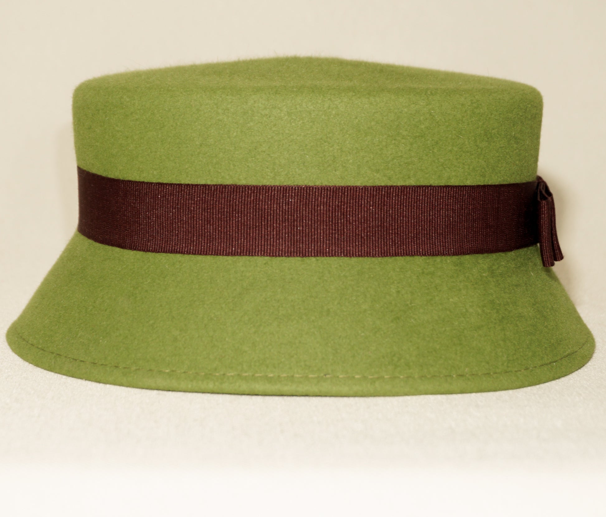 Aristocratic Melody lime pillbox felt hat with double burgundy bow and 14ct gold-plated silver lyre by Anna Xaniotaki - left side view