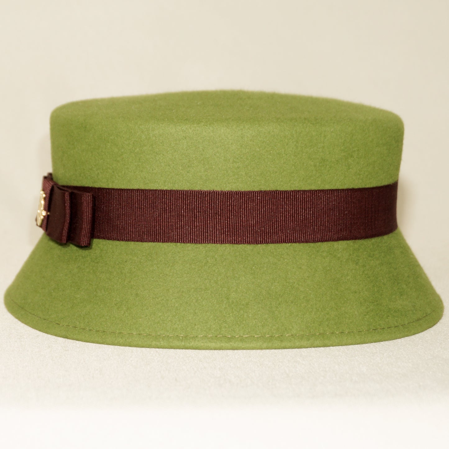 Aristocratic Melody lime pillbox felt hat with double burgundy bow and 14ct gold-plated silver lyre by Anna Xaniotaki - right side view 