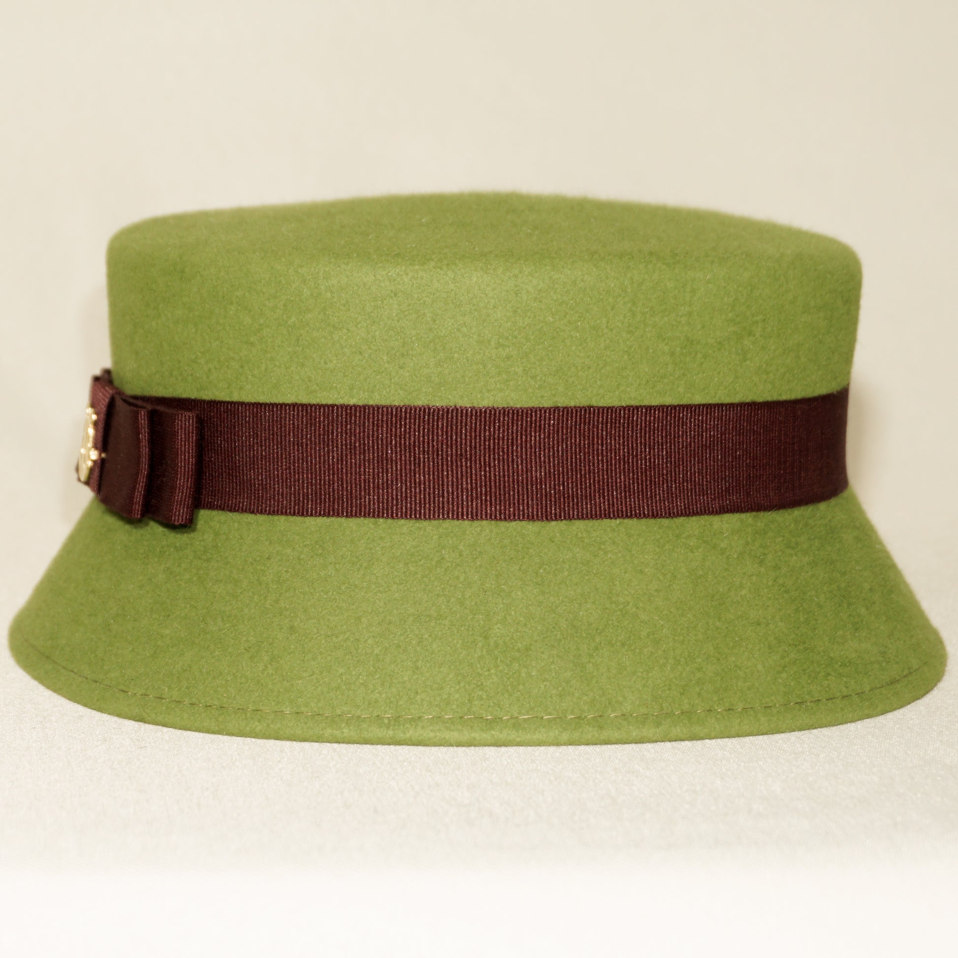 Aristocratic Melody lime pillbox felt hat with double burgundy bow and 14ct gold-plated silver lyre by Anna Xaniotaki - right side view 